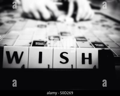 La palabra deseo escrito con letras de Scrabble
