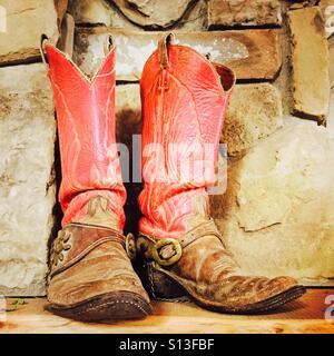 Un viejo desgastado par de botas de vaquero. Foto de stock