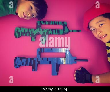 Sobretodo capa Apoyarse Pistolas lego fotografías e imágenes de alta resolución - Alamy