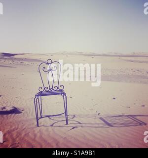 Solitaria silla en el Sáhara Foto de stock