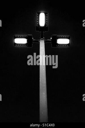 Moderno, abstracto Lámpara Fluorescente luz sobre la azotea del parking en blanco y negro