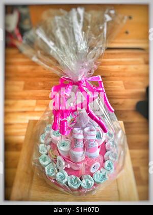 Tarta de pañales para un baby shower para una niña recién nacida Fotografía  de stock - Alamy