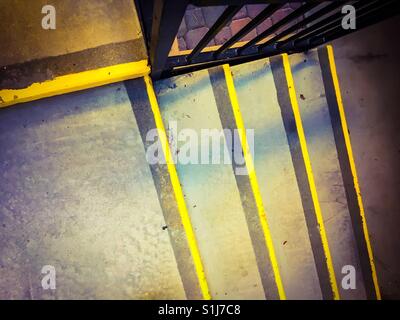 Escalera de Perron con tiras antideslizantes en cada escalera y valla  metálica y pasamanos Fotografía de stock - Alamy
