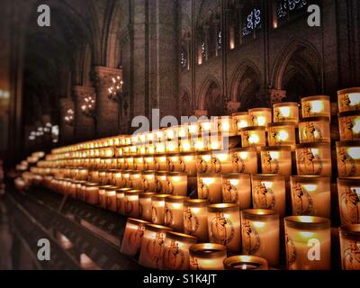Velas encendidas en la Basílica de Notre Dame de París.