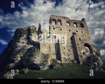 Las ruinas del castillo de Ogrodzieniec, uno de los castillos del llamado sendero de los nidos de águilas, en la aldea de Podzamcze en Polonia Foto de stock