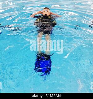 Niño en una piscina de buceo Foto de stock
