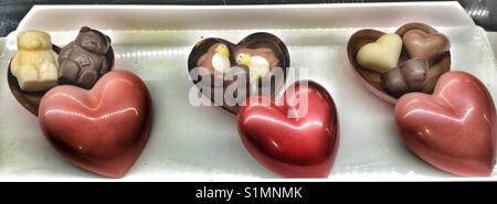 Tres chocolate trufas de corazón. Foto de stock