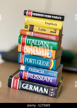 Un montón de inglés a otros diccionarios de lengua. Muchos idiomas. Foto de stock
