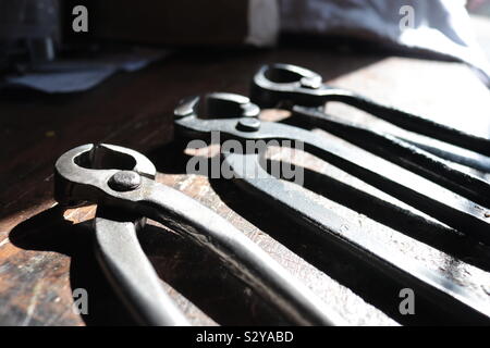 Manitas profesional proyecto de bricolaje mesa de trabajo con diferentes  herramientas y maquetas espacio de copia Fotografía de stock - Alamy