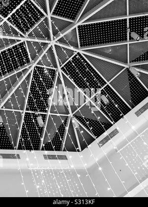 Patrón abstracto de un techo abovedado en blanco y negro de formas geométricas. Foto de stock