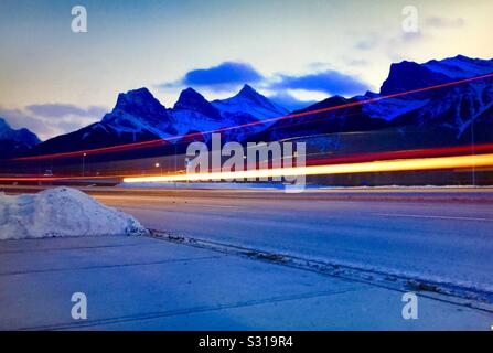 Los viajes de Canmore, Alberta, Canadá, fotografía nocturna, las luces traseras, Canadian Rockies, Las Tres Hermanas, amanecer, ciudad de Canmore Foto de stock