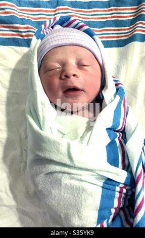 Bebé Recién Nacido En El Hospital Imagen de archivo - Imagen de manta,  nuevo: 46465411