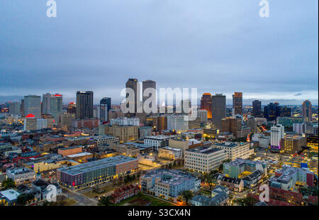 Vista aérea del centro de Nueva Orleans, Luisiana al atardecer en enero de 2021