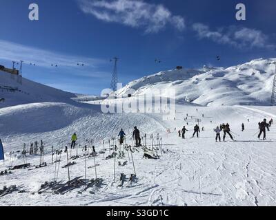 La multitud esquiando por Davos dorf en los alpes suizos de Suiza Foto de stock