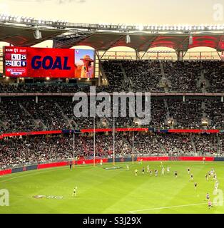 2021 Final preliminar de la AFL en el estadio Optus, entre el club de fútbol de Melbourne y el Geelong FC Perth, Australia Occidental Foto de stock