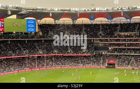 2021 Final preliminar de la AFL en el estadio Optus, entre el club de fútbol de Melbourne y el Geelong FC Perth, Australia Occidental Foto de stock