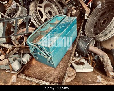 caja de herramientas de metal azul en el metal de desecho Foto de stock