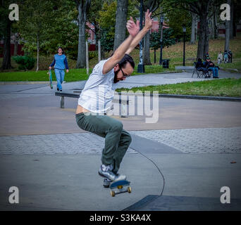 10/31/21 Queens USA Un hombre practicando saltos en un skateboard en Astoria Park Astoria Queens New York.