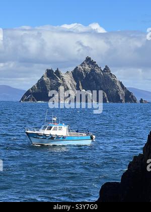 Vista de Little Skellig desde Skellig Michael en Irlanda con un pequeño barco Foto de stock