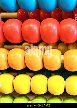 Primer plano de cuentas de abacus coloridos. Foto de stock