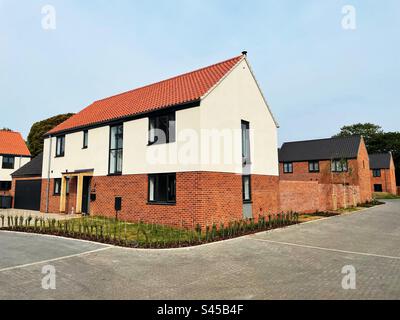 Martello Cerrar Un nuevo desarrollo de viviendas (2023) Bawdsey Suffolk Reino Unido Foto de stock