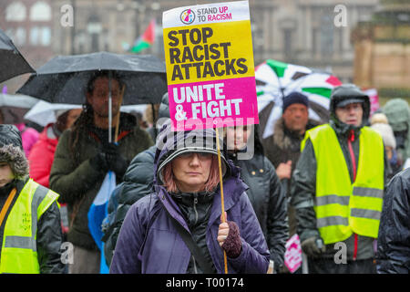 Glasgow, Escocia, Reino Unido. 16 Mar, 2019. Varios cientos de manifestantes se convirtió, a pesar de las fuertes lluvias, a participar en el stand hasta el racismo de Marzo a través del centro de la ciudad de Glasgow como parte del mundo 'Levántate al racismo' campaña. Participaron varios grupos de interés incluyendo Pro-Palestine antisemita y partidarios que requieran la presencia policial para mantenerlos separados, aunque todos fueron autorizados a tomar parte en el desfile. Crédito: Findlay/Alamy Live News
