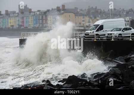 Aberystwyth UK 16/03/2019 El clima del Reino Unido: La tormenta Hannah trae enormes olas en el puerto, faro y defensas contra el mar en un día ventoso y extremadamente húmedo en Aberystwyth de Gales. Ráfagas de más de 50 mph se prevén repercusiones partes del norte y el oeste del país, hoy en día como el período de muy inestable clima sigue predominando en el Reino Unido el crédito de la foto: Keith Morris/Alamy Live News Foto de stock