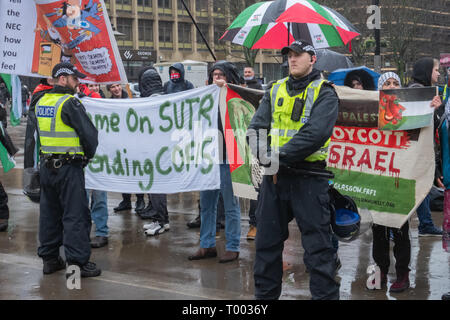 Glasgow, Escocia, Reino Unido. El 16 de marzo, 2019: Stand Hasta el racismo activistas demostrar en George Square. Crédito: gorro/Alamy Live News