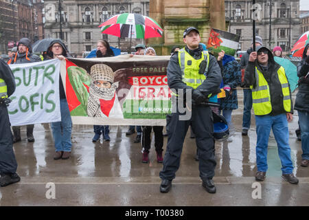 Glasgow, Escocia, Reino Unido. El 16 de marzo, 2019: Stand Hasta el racismo activistas demostrar en George Square. Crédito: gorro/Alamy Live News