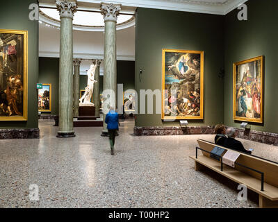 Milán, Italia - 24 de febrero de 2019: los turistas dentro de la Pinacoteca di Brera (Pinacoteca de Brera) en Milán. La pinacoteca de Brera se nacional de ancien