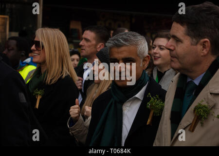 Londres, Reino Unido. El 17 de marzo, 2019. El alcalde de Londres, Sadiq Khan, con una bufanda verde, camina al frente del desfile del Día de San Patricio de Londres, cerca de Piccadilly, REINO UNIDO, hoy. Crédito: Joe Kuis / Alamy Live News Foto de stock