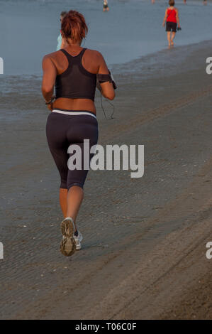 Correr por la mañana en la playa con ropa deportiva para estar en forma  Fotografía de stock - Alamy