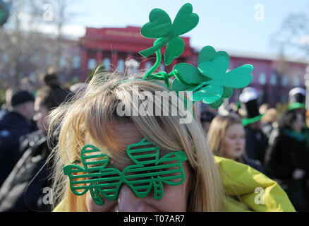 Específicamente Asombrosamente Mayordomo Una mujer vista con gafas verdes durante el desfile. La celebración del  desfile del día de San Patricio se celebra anualmente el 17 de marzo para  conmemorar a San Patricio. En este