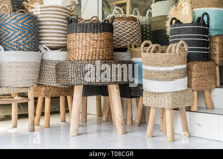Sillas de ratán, mimbre y otros objetos interior doméstico vendido en indonesio shop Foto de stock