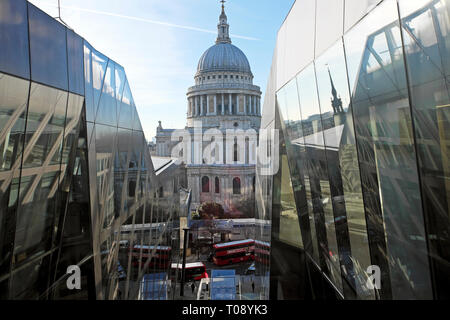 Una vista de la cúpula de la Catedral de San Pablo desde el ascensor de un cambio nuevo y una vista de la calle y el tráfico a continuación en London UK KATHY DEWITT