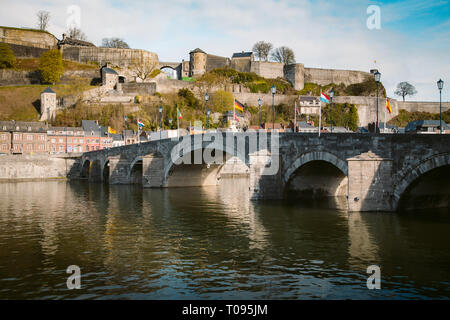 Vista clásica del casco histórico de la ciudad de Namur, con el famoso puente viejo cruce escénico Río Meuse en verano, en la provincia de Namur, Valonia, Bélgica Foto de stock