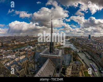 Gran vista panorámica de la catedral de Notre Dame de París en un día hermoso. Su también visible más populares monumentos parisinos, La Torre Eiffel, el museo del Louvre. Foto de stock