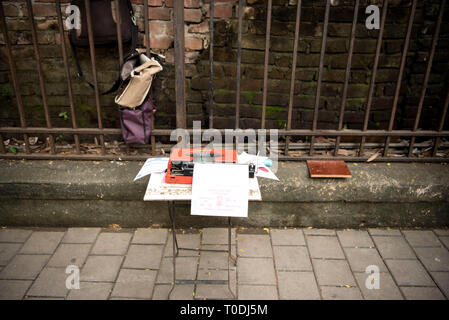 Máquina de escribir sobre pavimento Mumbai, Maharashtra, India, Asia Foto de stock
