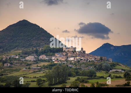 Colina Village en el valle de Cevennes paisaje cerca le Rozier con montañas y colinas bajo cielo colorido Foto de stock