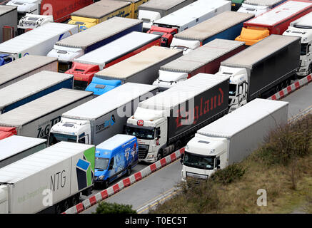 Cola de camiones para entrar en el puerto de Dover, en Kent, como las aduanas francesas continúan su trabajo a reglamento acción industrial para protestar por pagar y mostrar el efecto Brexit tendrá sobre los pasajeros a través del Canal de la Mancha. Foto de stock