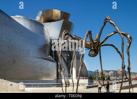 Escultura araña 'maman' por Louise Bourgeois fuera del museo Guggenheim en Bilbao, España.