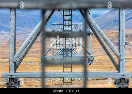 Vieja mina de carbón tranporte pilares, Longyearbyen, Svalbard, Noruega Foto de stock