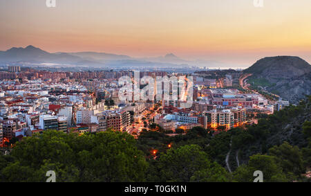 España - Alicante es ciudad mediterránea, skyline en la noche