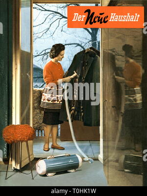 publicidad, hogar, ama de casa con aspiradora Vorwerk Kobold, eslogan  publicitario: 'Higiene im Haus' (higiene en el hogar), Alemania, 1956,  Derechos adicionales-Clearences-no disponible Fotografía de stock - Alamy