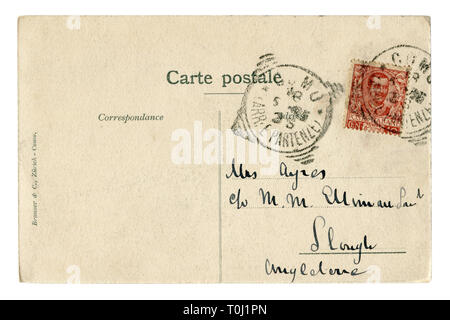 Parte posterior de la postal francesa histórica (T0J1PJ): carta rojo con una estampilla italiana con el retrato del rey de Italia Víctor Emmanuel III, cancelación Foto de stock