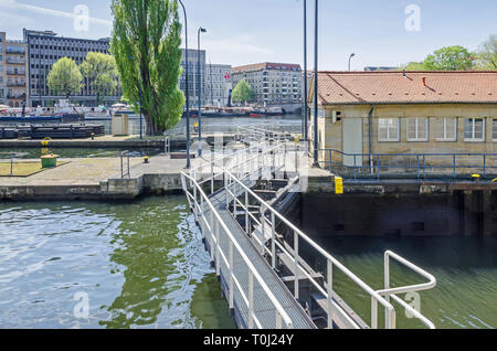 Berlin, Alemania - 22 de abril de 2018: Multi-cámara Muehlendamm bloqueos en el céntrico distrito de Mitte de Berlín, hacer navegable el río Spree, que es nu Foto de stock