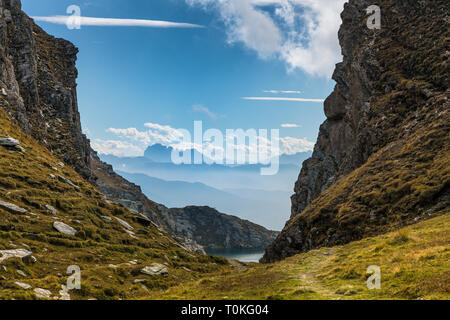 La caminata a la Seefeldspitze, vista a la Langkofelgruppe y Seefeldsee, Valser Tal Pfunderer Montañas, Tirol del Sur, Italia Foto de stock