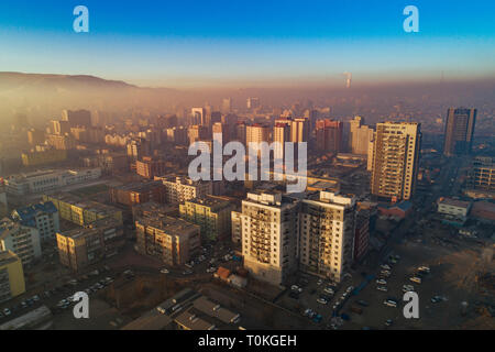 Ulan Bator al amanecer con el smog, Mongolia
