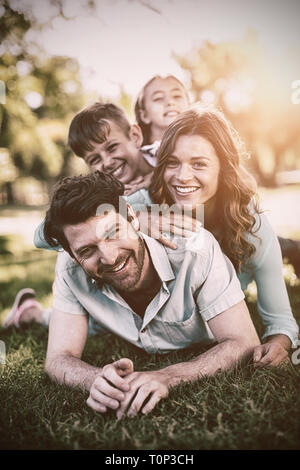 Retrato de familia feliz jugando en el parque