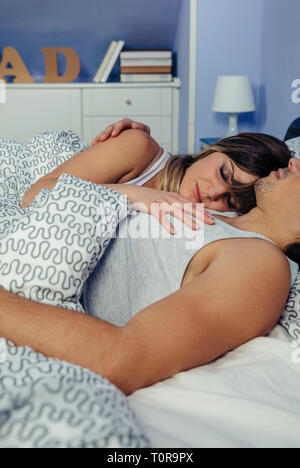 Pareja durmiendo abrazado en la cama Fotografía de stock - Alamy